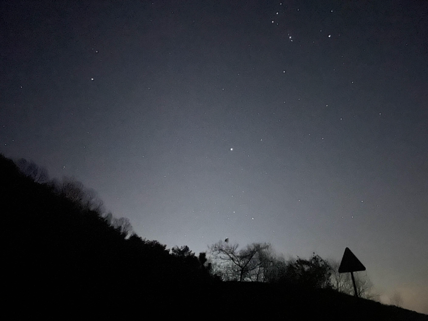 산을 배경으로 한 별빛사진