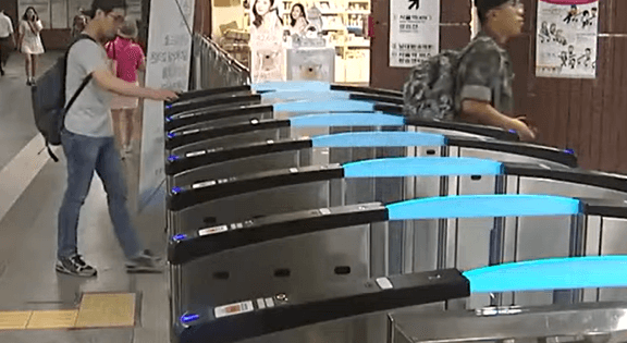 지하철 역 개찰구