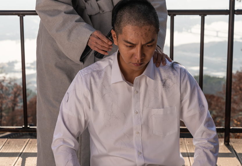 영화 대가족 머리를 깎는 문석