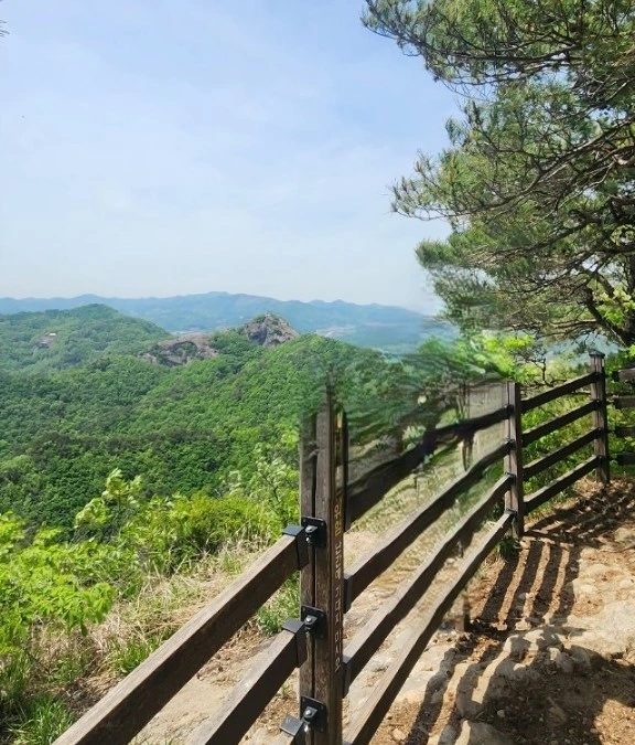 산책로 옆 펼쳐진 푸른 능선