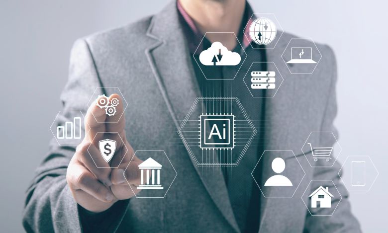 회색 재킷 입은 비즈니스맨이 손가락으로 투명한 홀로그램 인터페이스를 터치하며, 중앙 AI 칩을 중심으로 클라우드, 차트, 달러, 은행, 사용자, 쇼핑카트, 집, 스마트폰 등의 육각형 아이콘들이 연결된 AI 비즈니스 생태계 네트워크 개념 이미지 via freepik