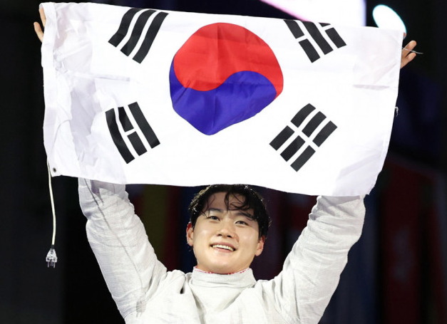 태극기를 들고 있는 펜싱 오상욱 선수