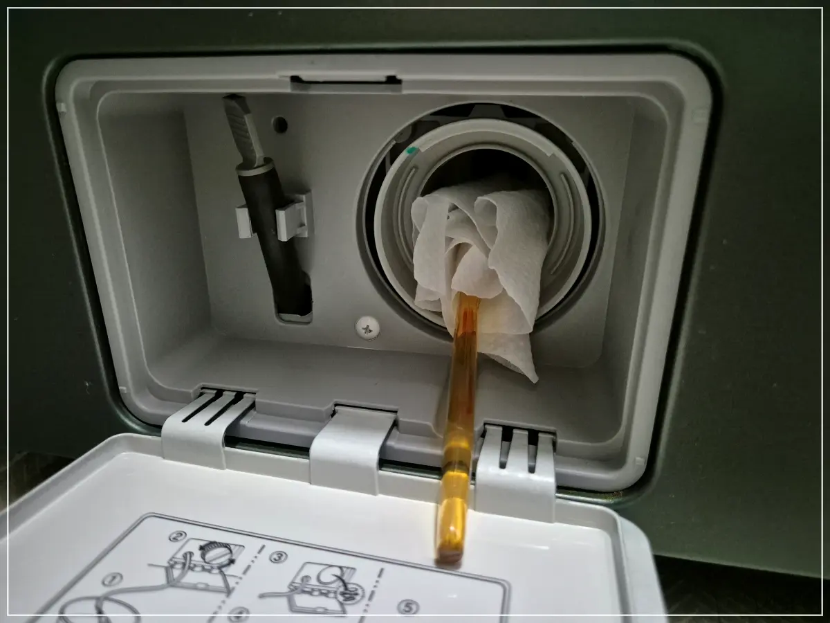 LG-세탁기-청소-하단-부품-닦는-예시