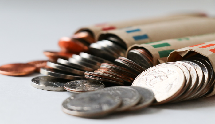 돈이-테이블-위에-놓여진-이미지