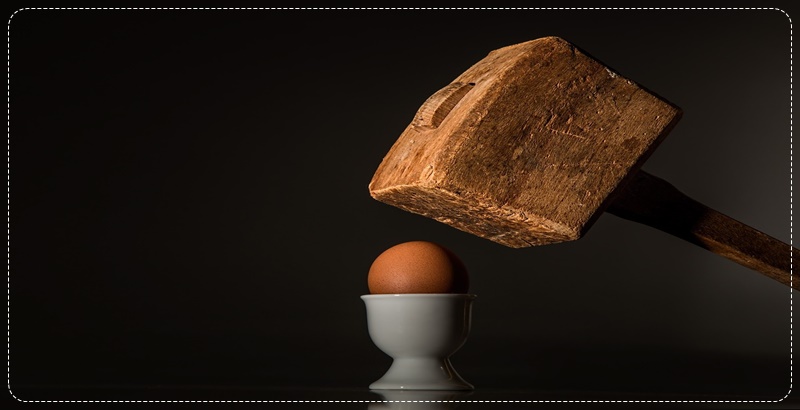 망치로 계란을 때리는 사진