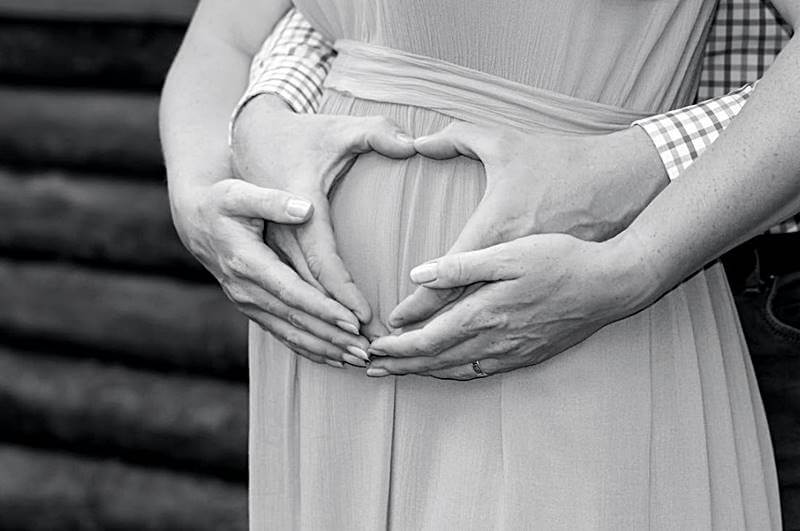 임산부의-배에-하트모양으로-손을-올려둔-모습