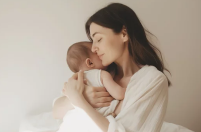 엄마품에 안긴 아기 이미지