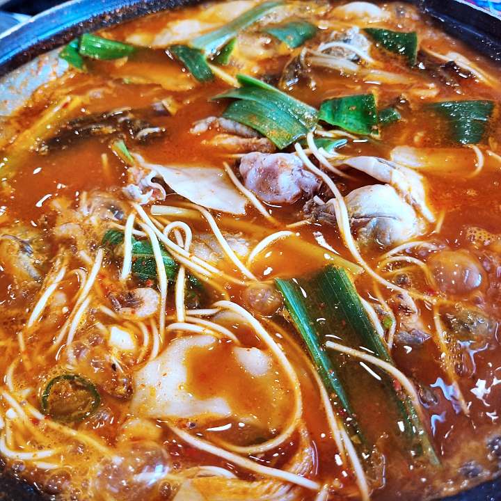 진심 가득 건강 담은 맛 철원 한탄강 주상절리 맛집 추천 생방송투데이 청정지역 상류에서 갓잡은 자연산 잡고기로 끓이는 매운탕 메기매운탕 어탕국수 도리뱅뱅 오늘방송 보고 먹고 즐기고 쓰리고