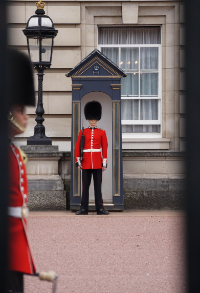 영국에서는 국회의사당 안에서 갑옷을 입으면 불법? – 중세 법의 잔재와 현대 해석