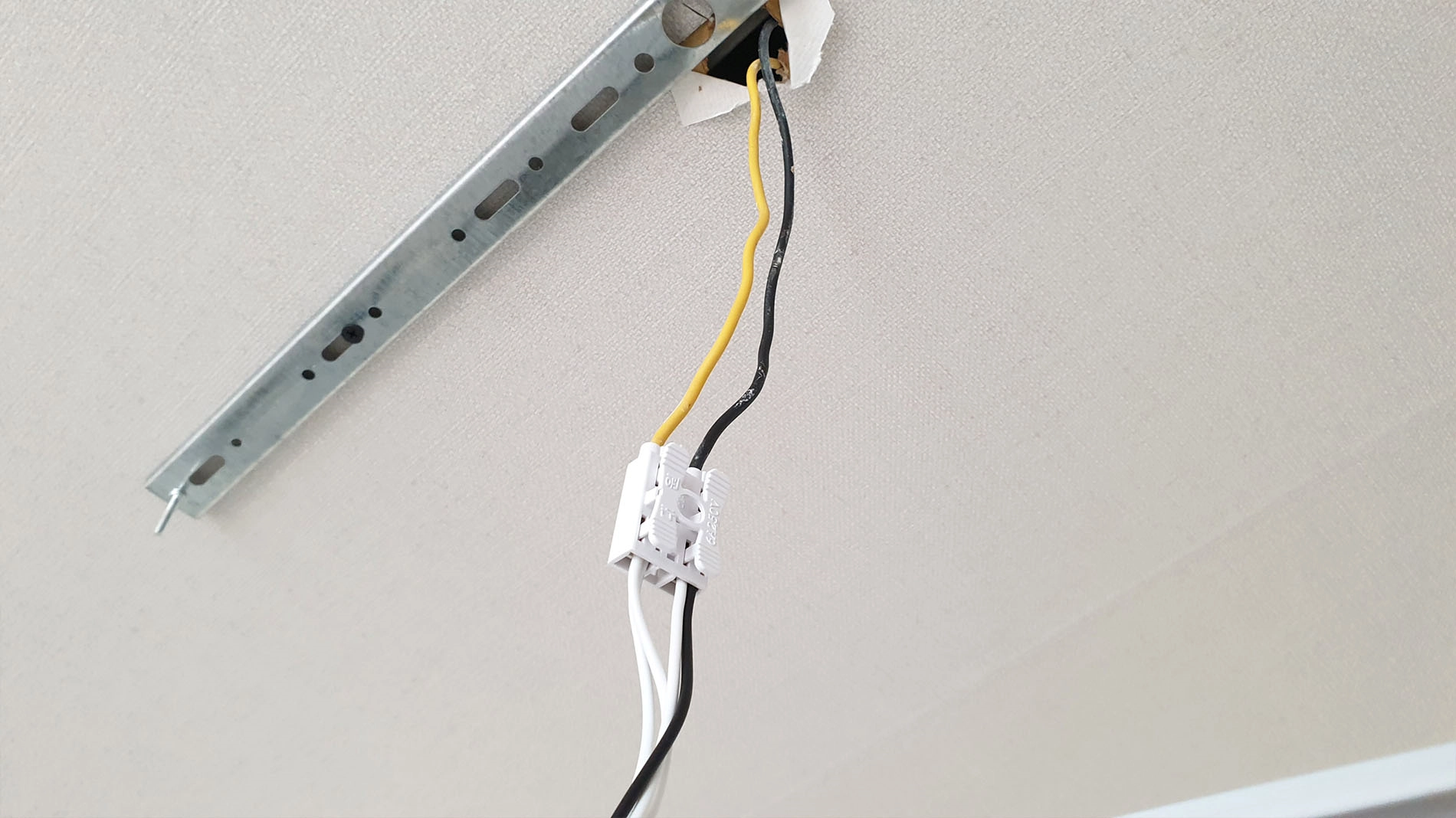 전등 전선 연결 모습