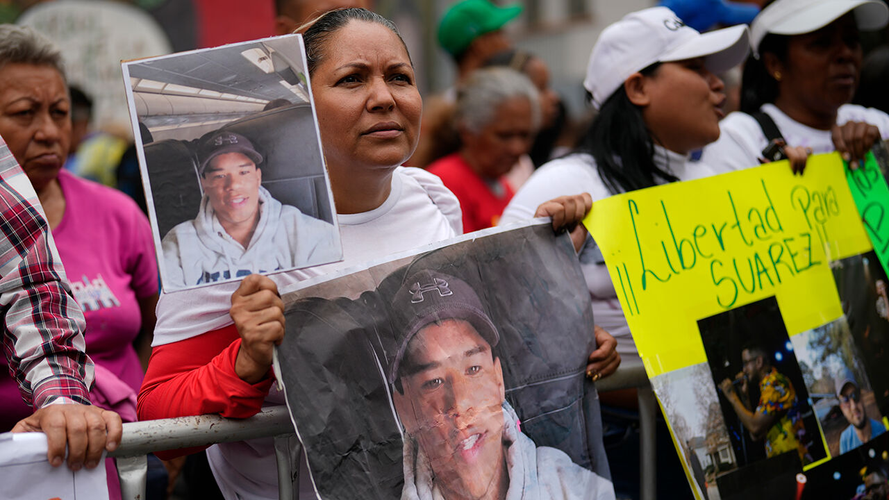 문신만으로 갱단원? 베네수엘라 추방 작전에 쏟아진 의혹과 반박