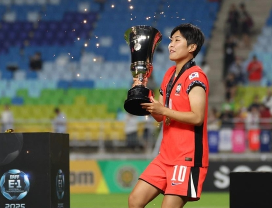 우승 트로피를들고 웃고있는 지소연 선수 사진