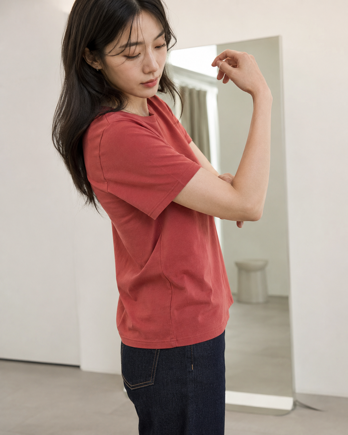 소매 봉제선이 앞으로 돌아오나요?에서 옷의 길이와 실루엣이 신체 비율에 미치는 포인트를 보여주는 이미지입니다.