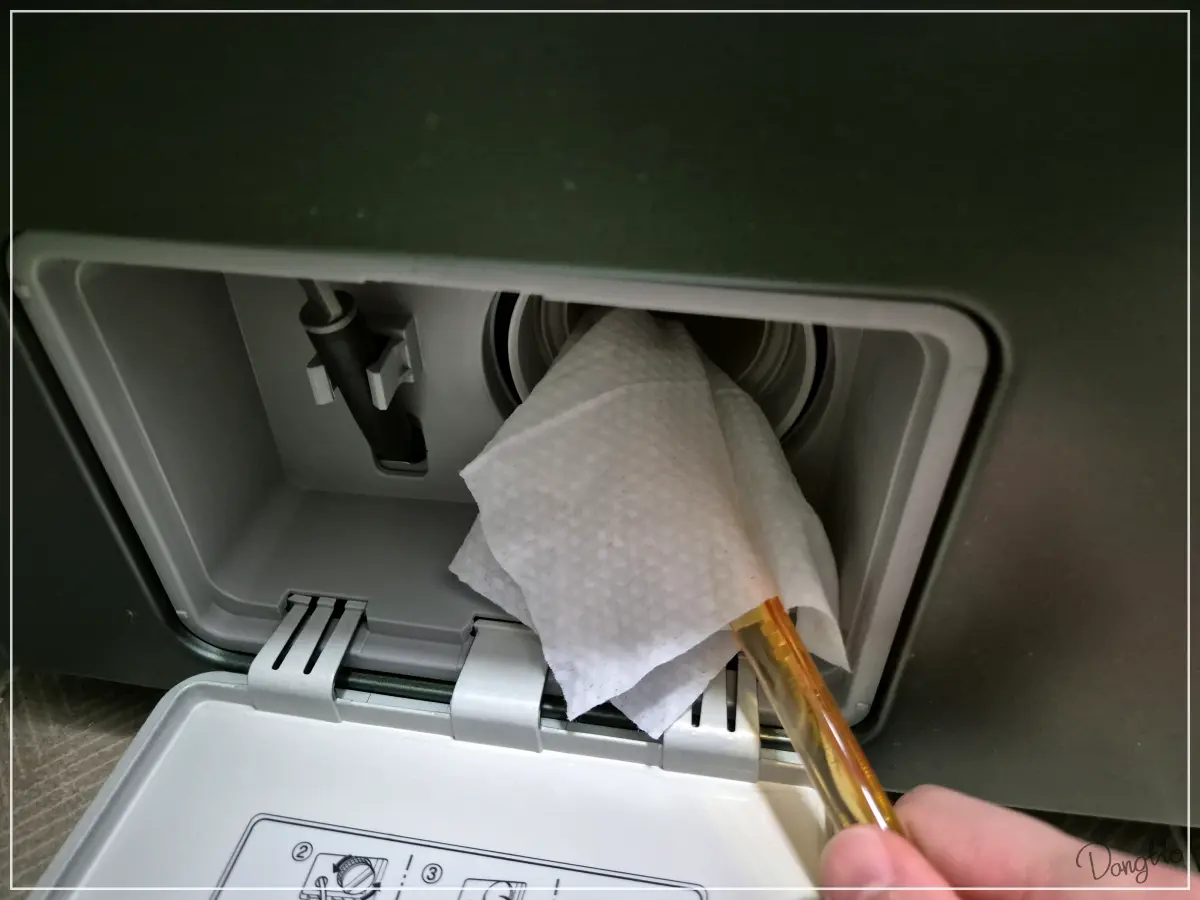 LG-세탁기-청소-부품-닦는-모습