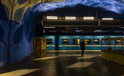 철도 파업과 관련한 지하철이 플랫폼을 지나가고 있는 사진