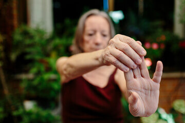 50대 갱년기 여성 관절에 무리 없는 전신 순환 운동 -집에서 하는 10분 스트레칭 루틴
