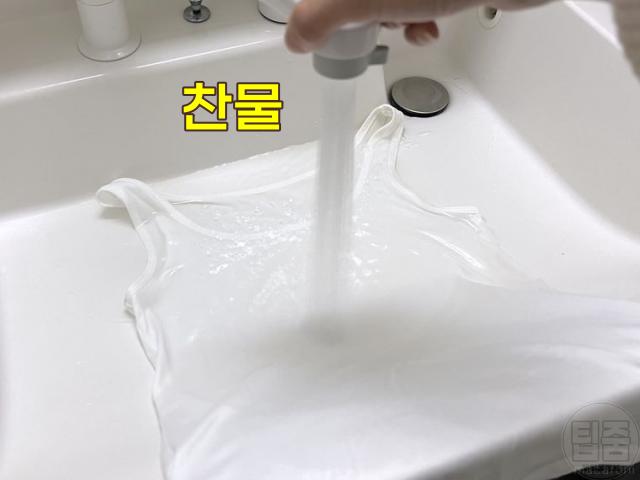 흰옷에 간장 묻었을 때 얼룩 지우기 탄산수