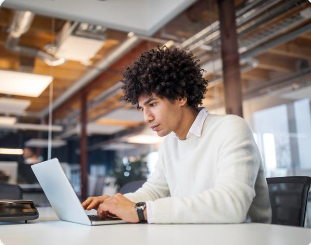 몰입 상태에서 작업하는 사람의 조용한 공간