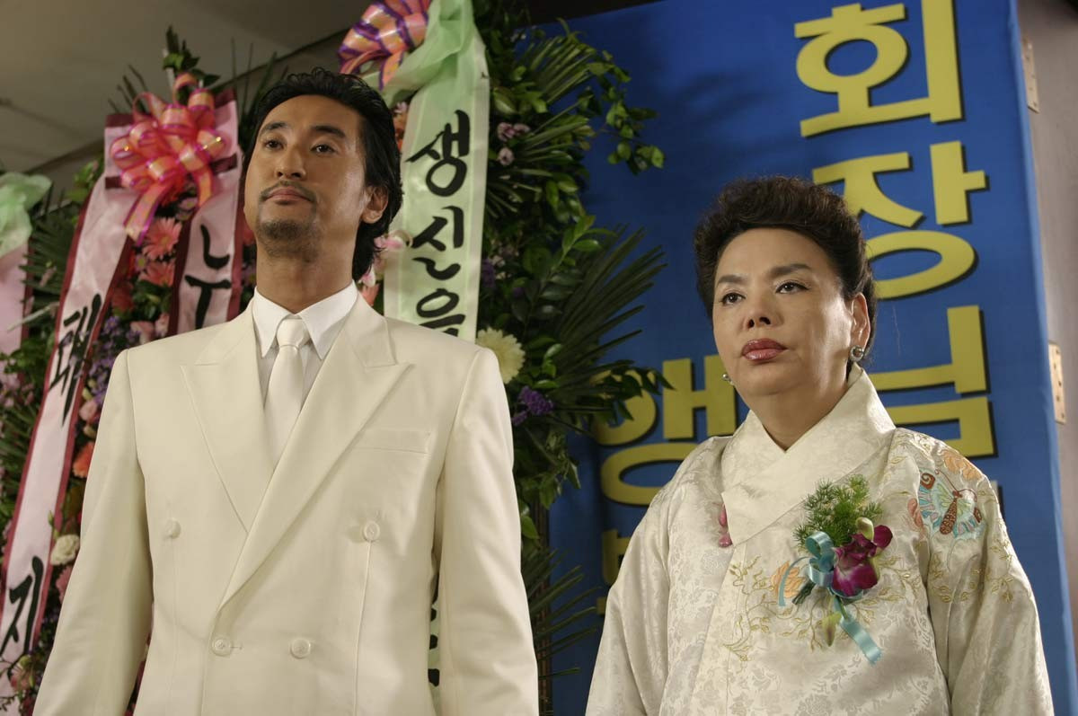 사랑보다 무거운 체면, 가족보다 먼 자유, 웃음 속 억압을 말하다 &mdash; 영화 '가문의 위기' 다시 읽기