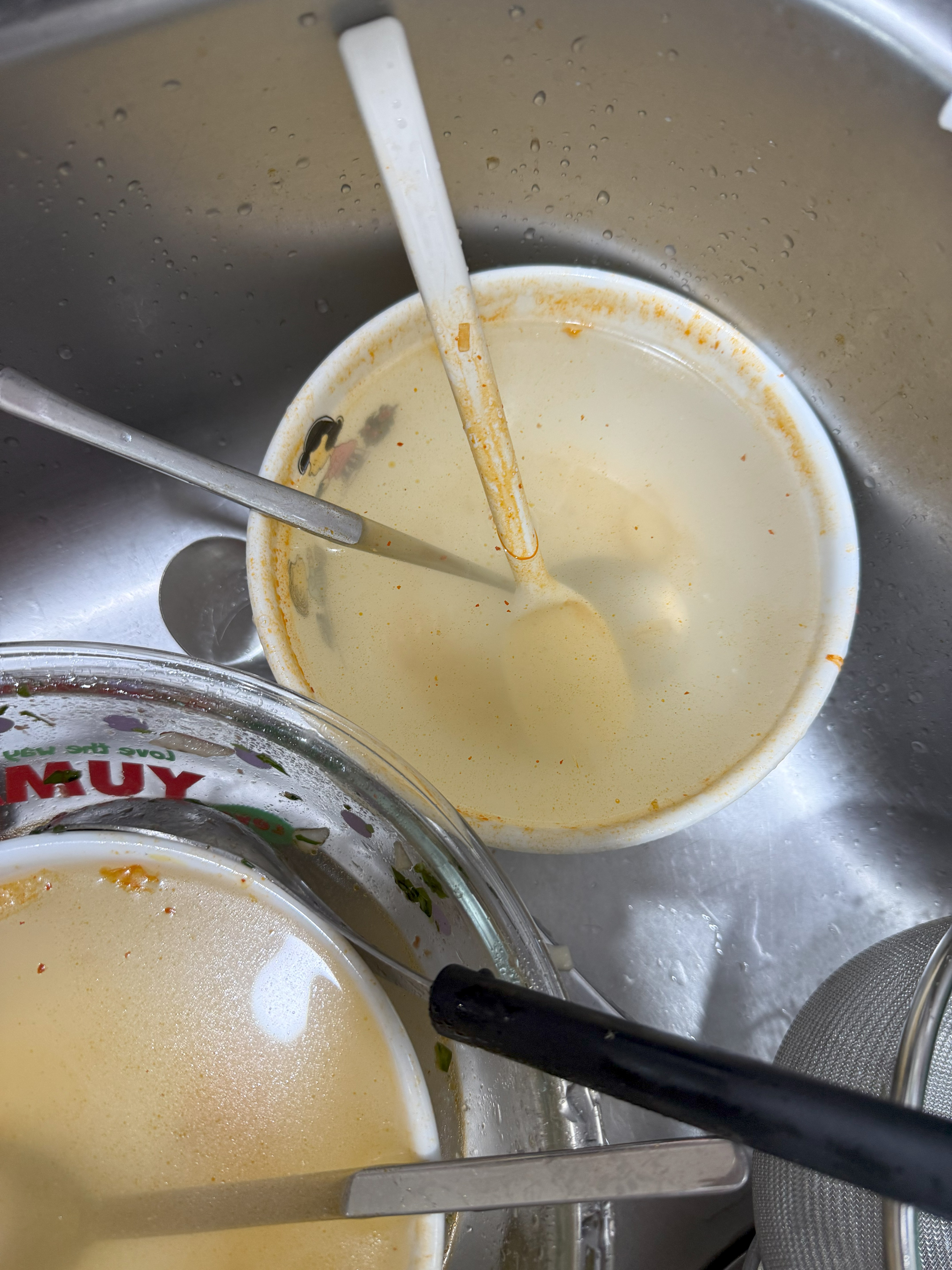 식기세척기 세척 전 찌든 기름기와 국물 자국