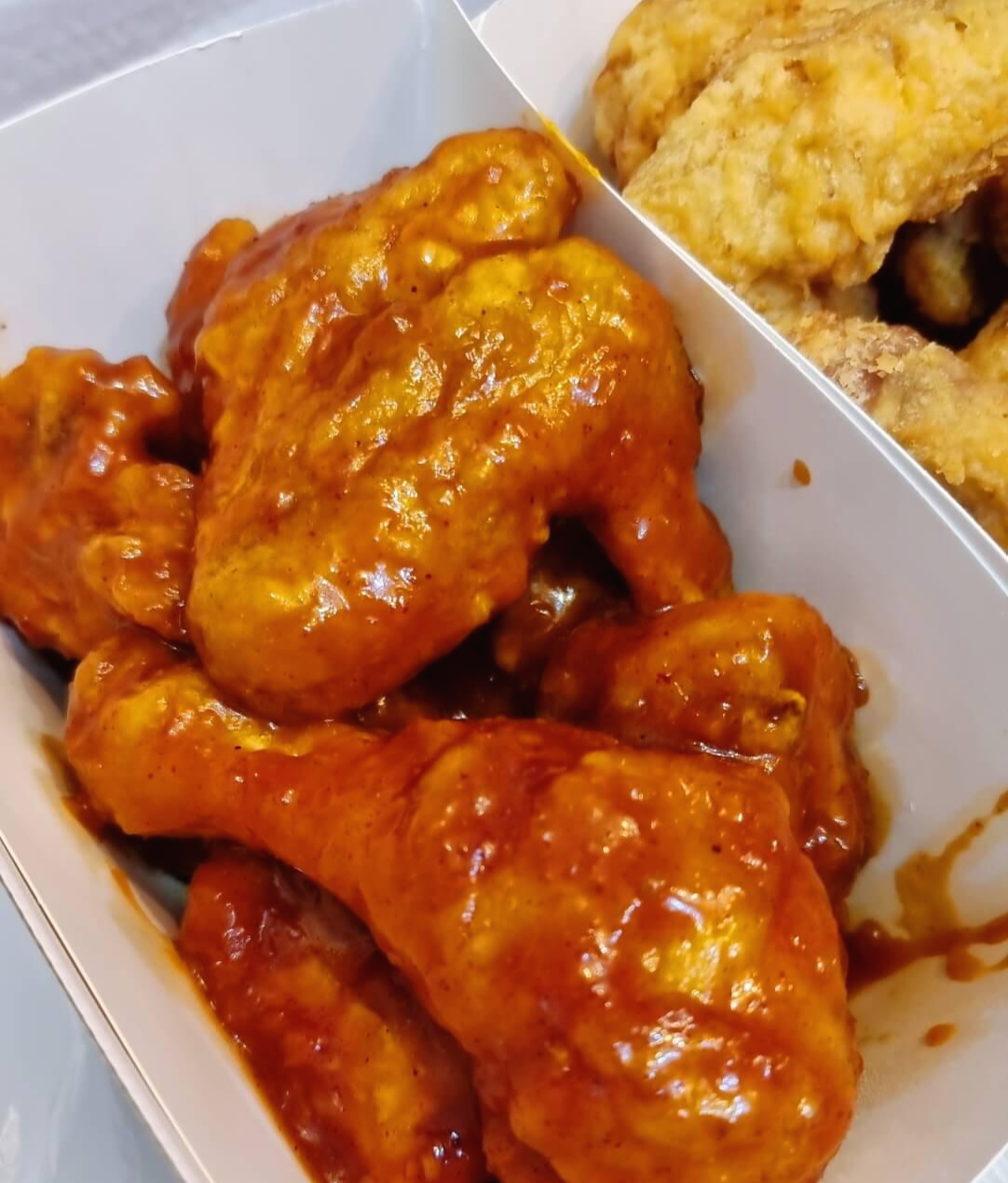 반반치킨중 양념치킨 확대