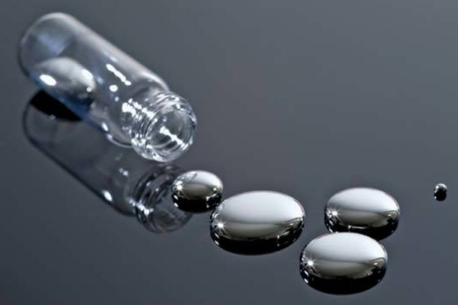 검은 유리 위에 수은이 담긴 작은 유리병을 쓰러뜨려 수은이 4~5 방울 흘러 나오게 해놓고 찍은 사진