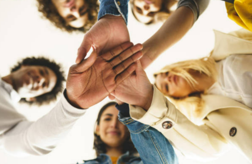 손을맞닿은 청년들