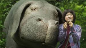 옥자 Okja 소녀와 슈퍼돼지 옥자가 같이 있는 장면