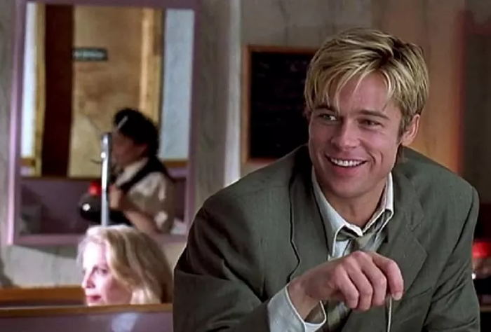 카페에서 환하게 웃는 모습을 보여주는 브래드피트