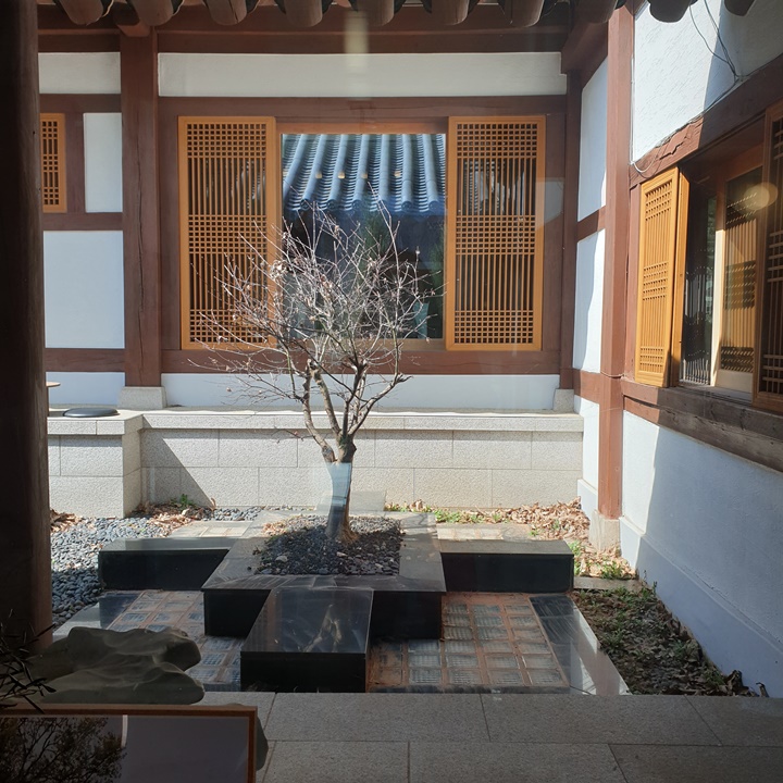 은곡마을-세곡동에-있는-한옥-갤러리카페-에이치오름-야외좌석으로-나가는길엔-작은나무가-심어져있다
