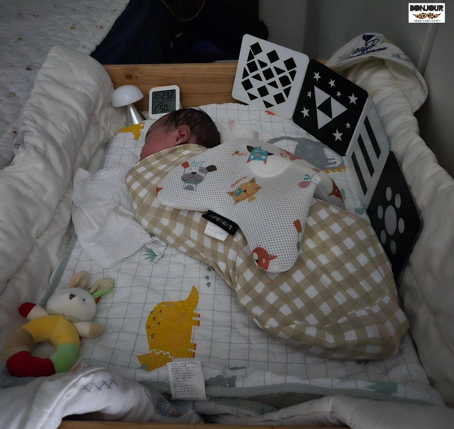 급성장기 겪는 생후 3주 신생아, 새벽 수유 후 잠든 모습, 새벽2시에 겨우 잠든 아기