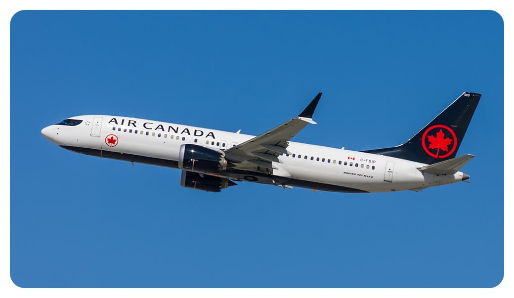 에어캐나다 B737-8 MAX 비행기가 공항에 있는 모습을 찍은 사진