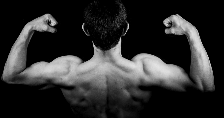 근육질의 남자가 근육을 자랑하고 있다