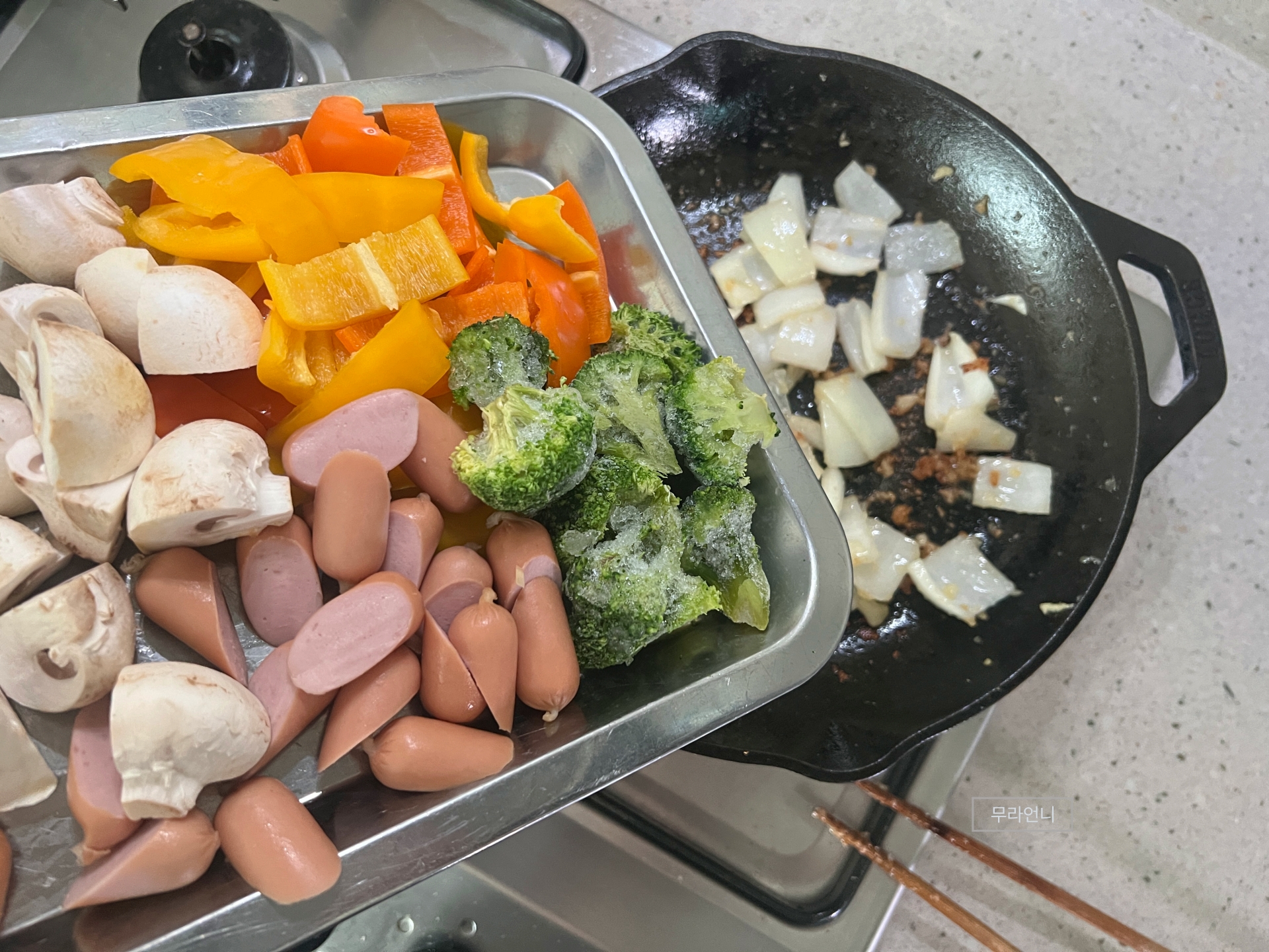 양파가 투명해지면 나머지 재료 넣고 볶기