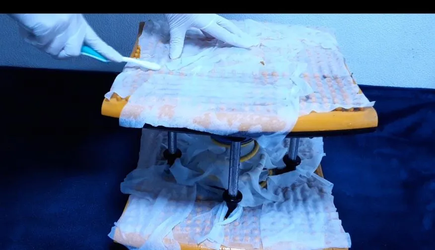 헌-칫솔로-불린때-벗겨내기