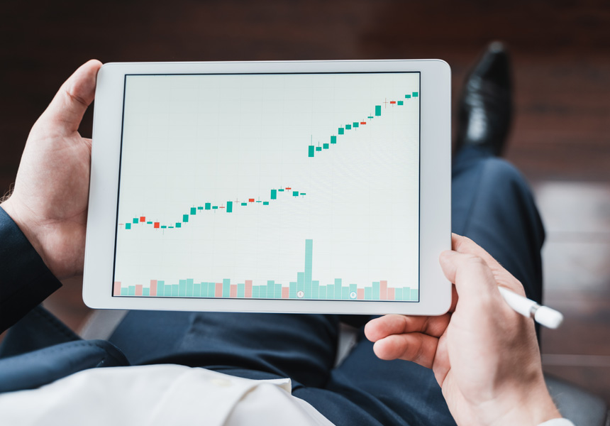 ETF 투자 그래프를 노트북 화면에서 확인하는 투자자의 모습
