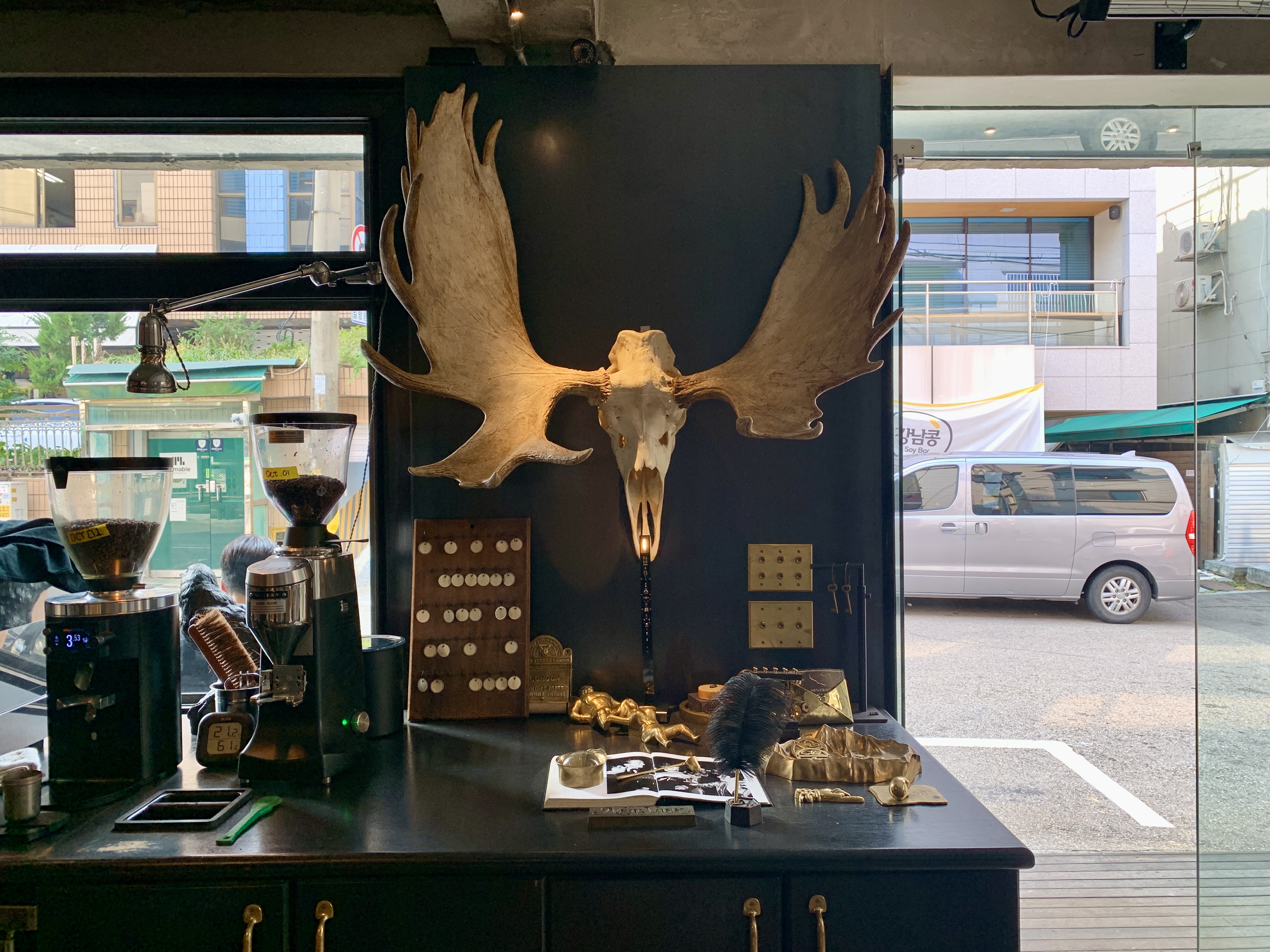 용리단길-힙한카페-할로윈카페-독특한카페-용산카페