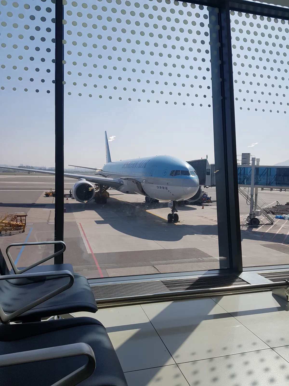 제주공항-유리창-대기중인-비행기