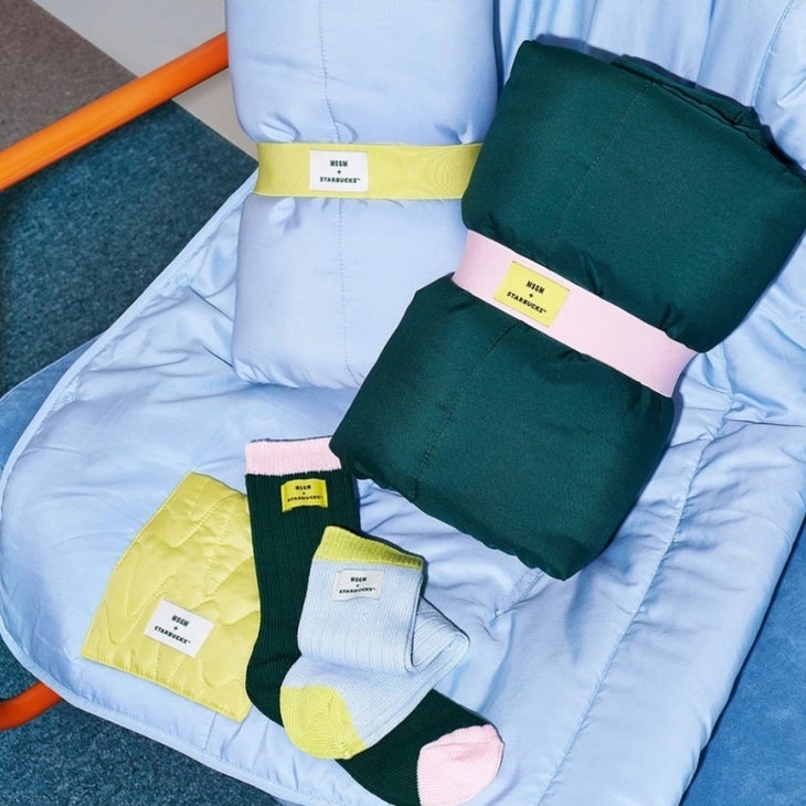 스타벅스XMSGM-콜라보-굿즈-담요와-양말이-가지런히-놓여있는-사진