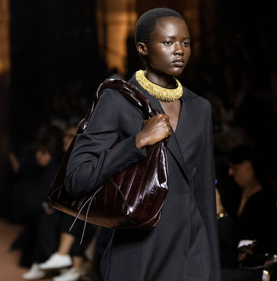 송혜교, 펜디 신상 스파이백으로 완성한 테토녀 스타일