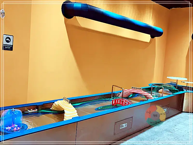 디스커버스_보트띄우는곳-다리-분수-한-방향으로-흐르는-물