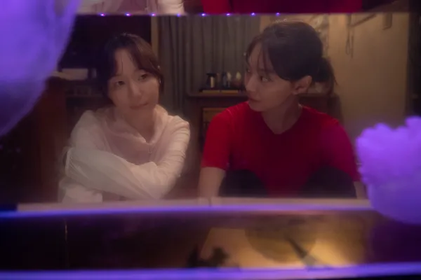 물해파리와 문어해파리를 보고 있는 수진과 이영