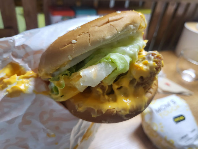 맘스터치 광교역점 딥치즈싸이버거-4