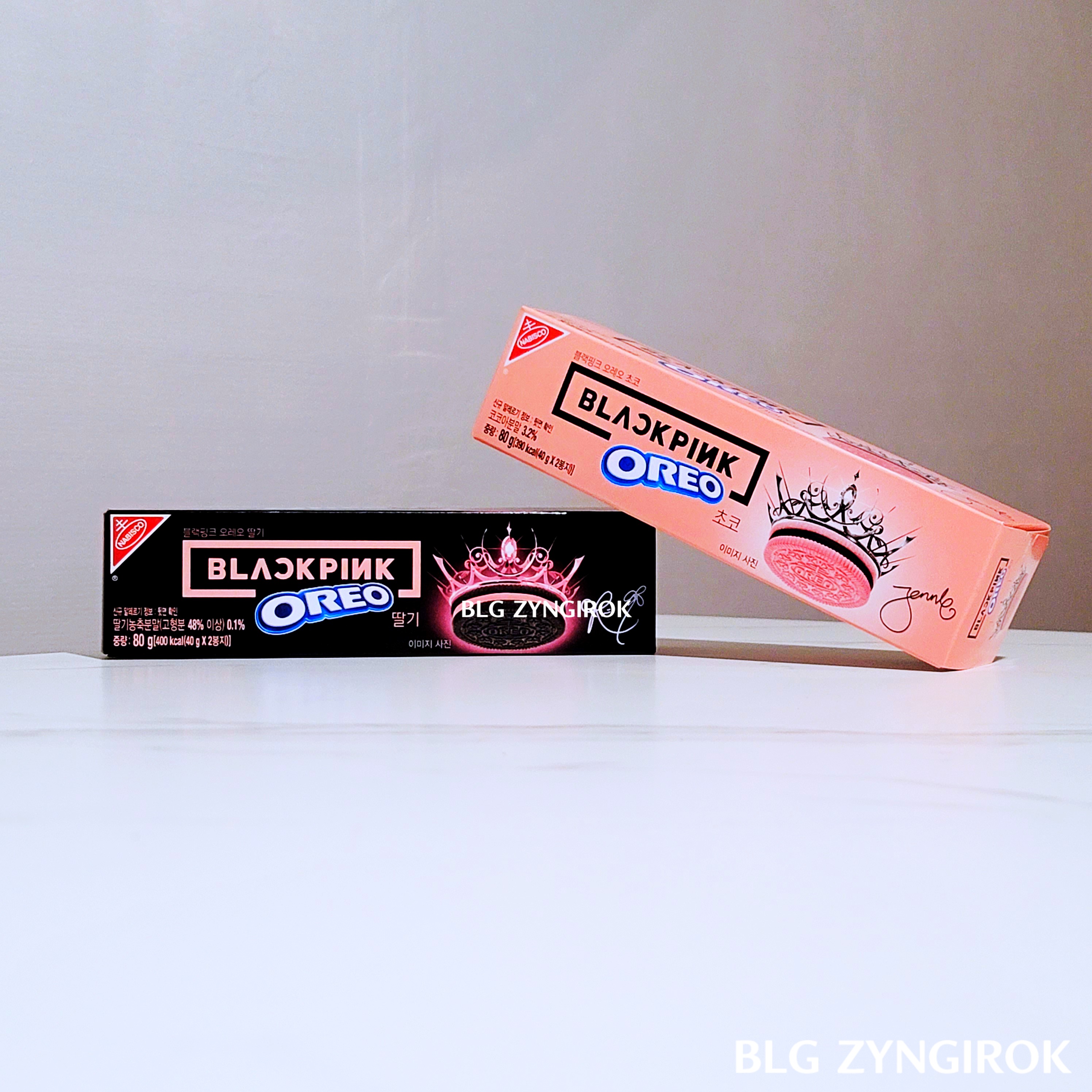 블랙핑크-에디션-오레오-두개가-테이블-위에-놓여있다.