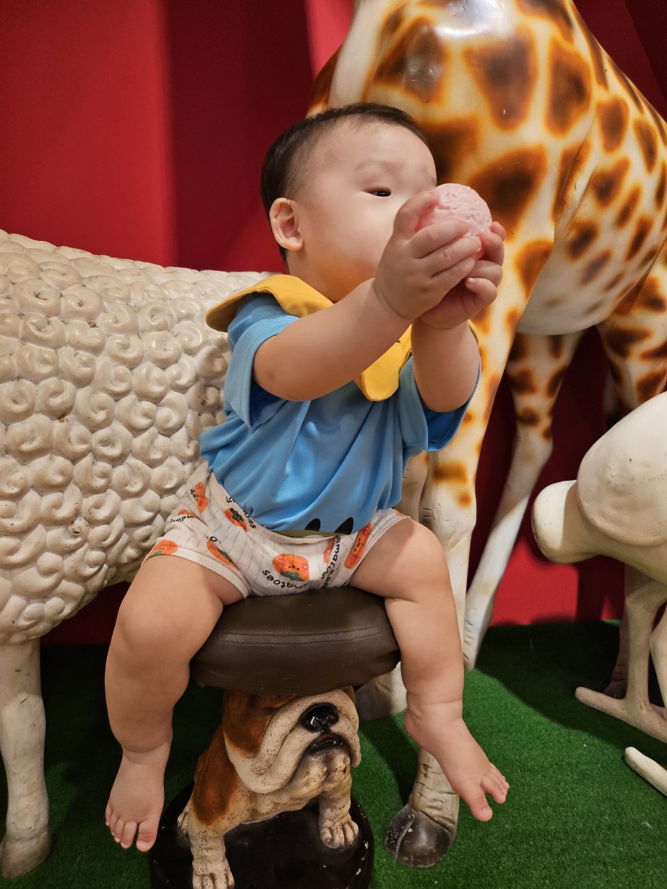 토이박물관 포토존에서 사진 찍고 있는 11개월 아기