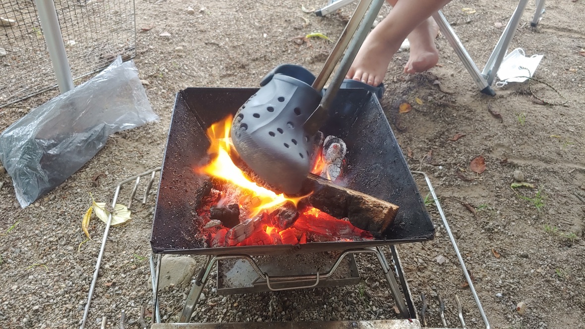 화로에 크록스를 말리는 모습