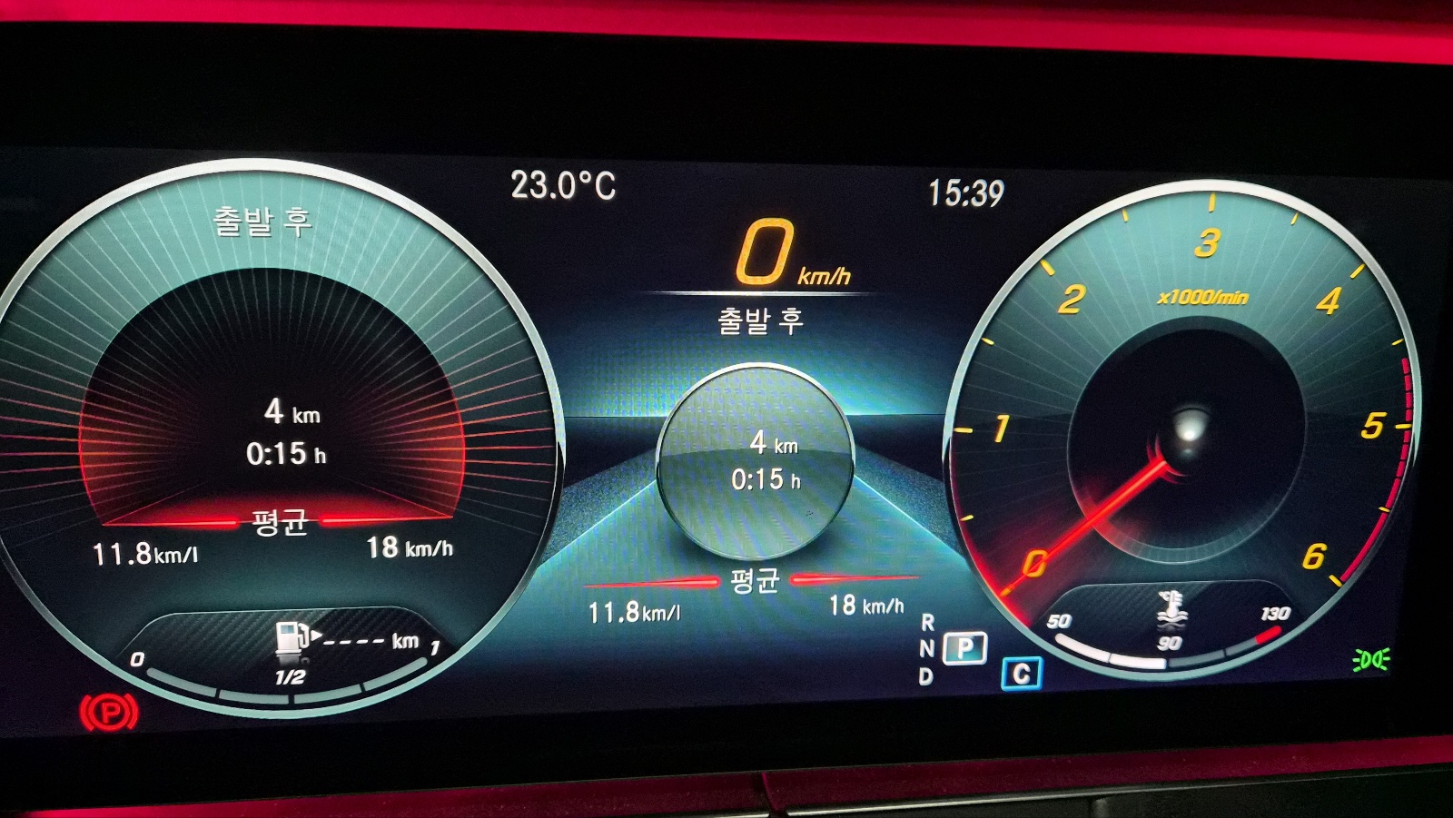 벤츠 E220d 계기판, 시내 주행 4km 15분 동안 평균 연비 11.8 km/L 표시된 화면