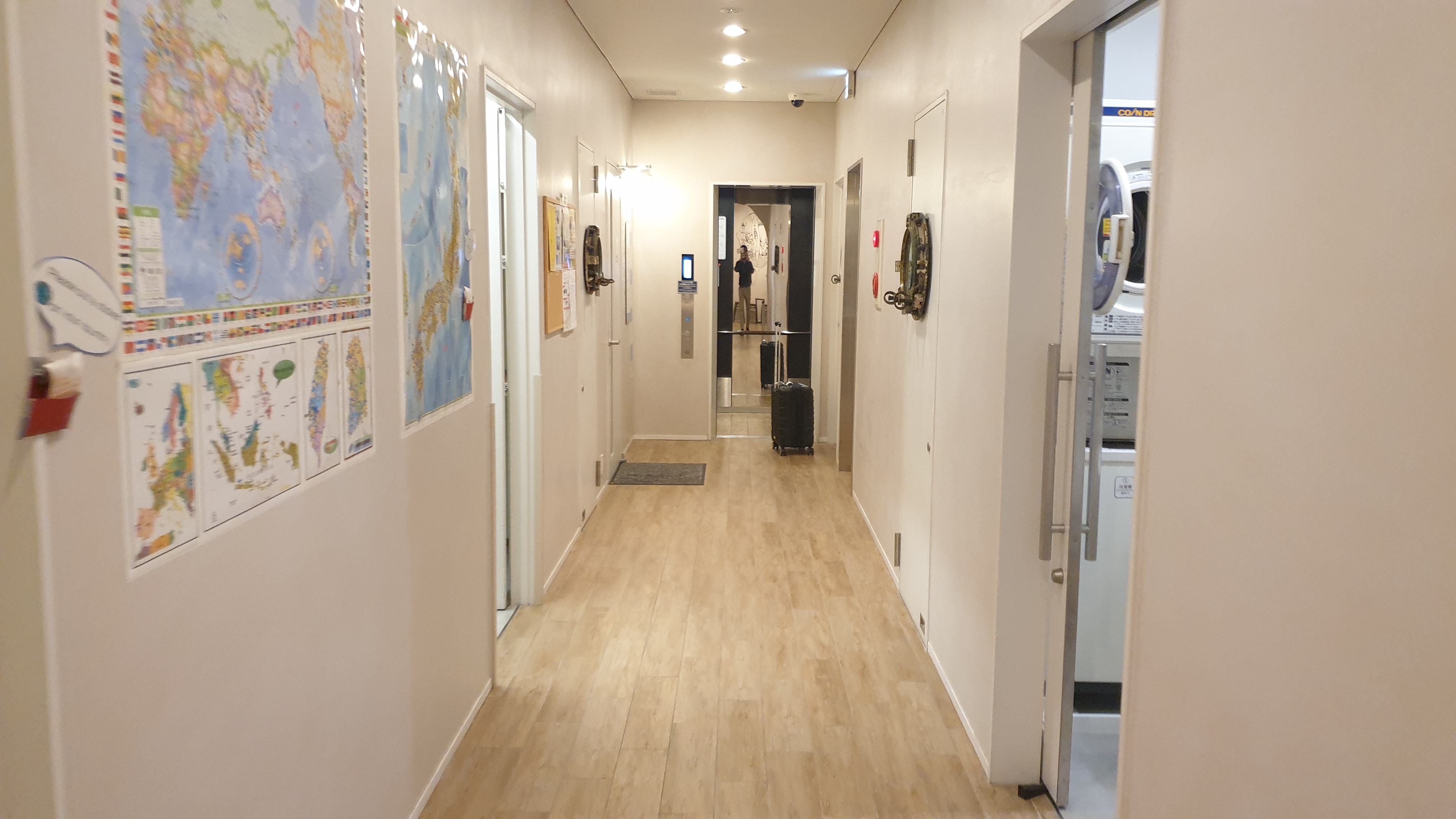 위베이스 하카타 게스트하우스 1층로비