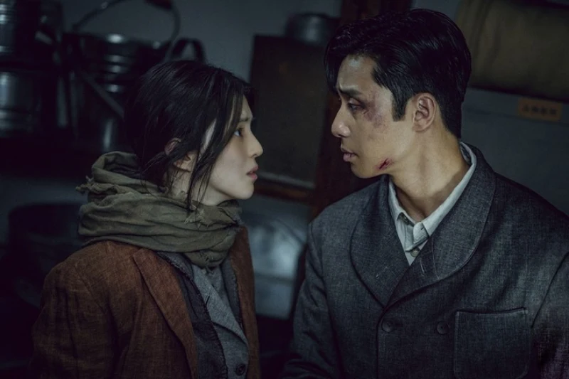 서로 마주보고 있는 경성크리처 주인공 한소희, 박서준