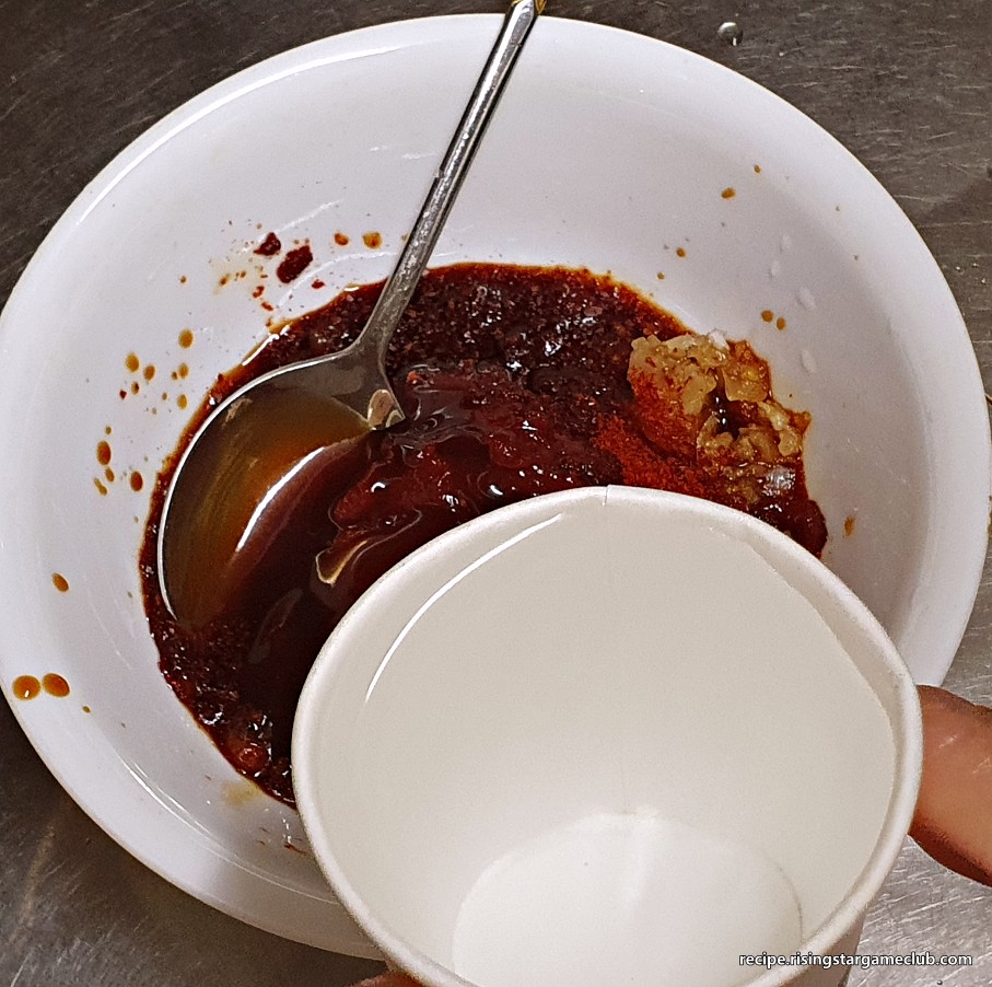 두부조림에 들어갈 양념에 물 한컵을 붓는 사진